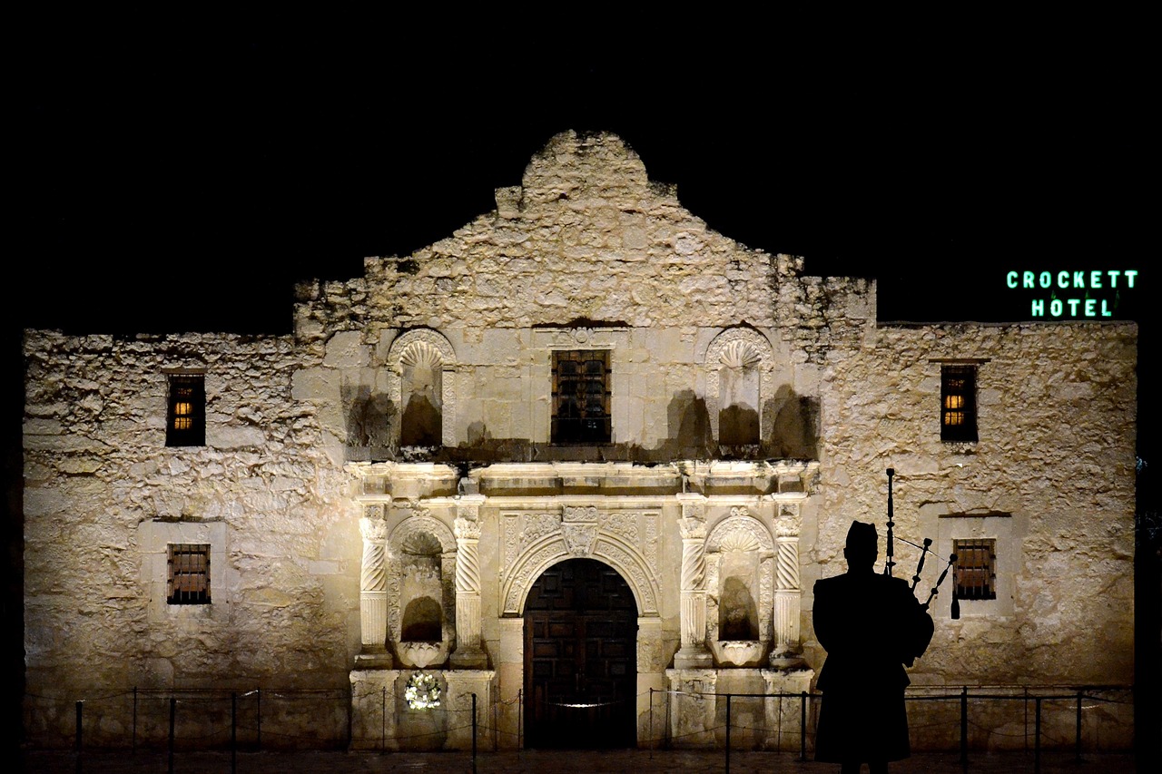 Alamo Heights street and buildings in San Antonio